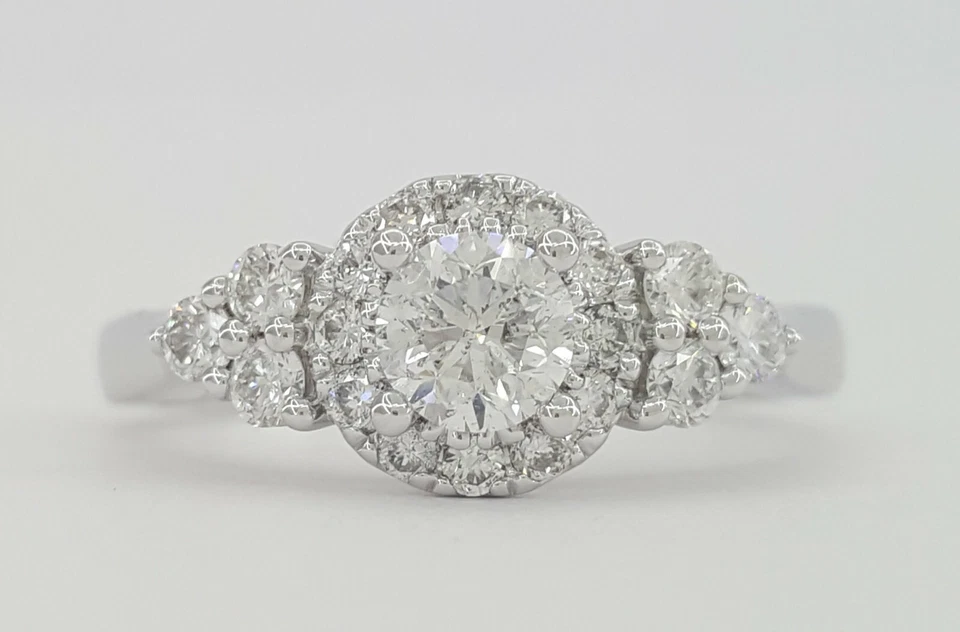 Anillo de compromiso redondo con halo de 3 piedras de diamantes talla brillante de oro blanco de 14 quilates de 0,87 quilates Foto 1 de 4