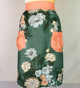 Schürze grün mit pfirsich & weißen Blumen, Pfirsich Taschen und Raffhalter Halbschürze - Bild 1 von 4