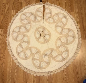 Falda Árbol de Navidad Hecha en Casa Color Crema Crudo Acolchada a Mano 55 en Núcleo de Casa - Imagen 1 de 8
