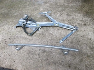 2006 VAUXHALL ZAFIRA B DRIVERS RIGHT FRONT DOOR ELECTRIC WINDOW REGULATOR MOTOR - Picture 1 of 3