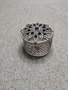 Schmuckkästchen mit Blumen Design Deckel mit schwarzen Edelsteinen, Draht Design  - Bild 1 von 11
