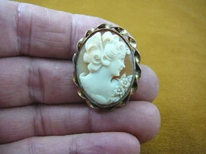 (C-1301) Dame mit Locken in Haarmuschel Kamee Goldfassung Pin Anhänger - Bild 1 von 1