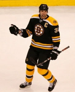 Zdeno Chara Boston Bruins UNSIGNED 8x10 Photo (F) - Picture 1 of 1