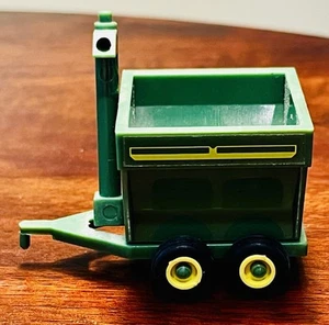 John Deere Green 1:64 Grain Cart with Auger Ertl - Picture 1 of 6