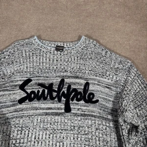 Suéter De Colección Southpole Para Hombres XXL Cuello Redondo Gris Bordado Spellout Pesado Y2K - Imagen 1 de 7