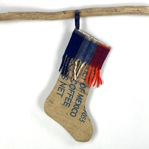 Medias de Navidad hechas a mano de arpillera y lana azul rojo a cuadros recicladas vacaciones boho - Imagen 1 de 7