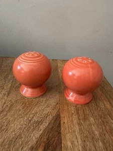 Fiesta Salt & Pepper Shakers Homer Laughlin Orange 1990s Ball Retired - Foto 1 di 5