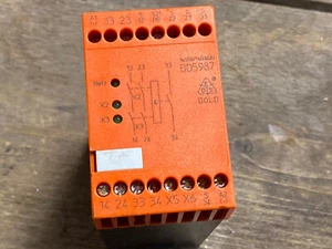 Dold 0044397 BD5987.03/201 DC24V Not-Aus-Modul - Picture 1 of 4