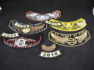 Lotto spille e toppe proprietario Harley HOG 07, 08, 09, 10, 12, 13 - Foto 1 di 4