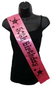 Lo último Rosa Feliz 50 Cumpleaños Fiesta Cinta Satinada - Edad 50 Estrellas Negras - Imagen 1 de 1