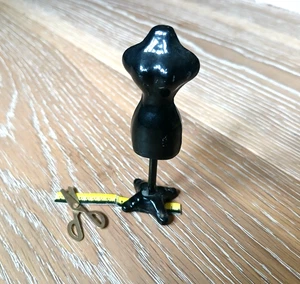 Maniquí con forma de vestido para casa de muñecas miniatura - 3" - 1:12 + tijeras y cinta métrica - Imagen 1 de 3