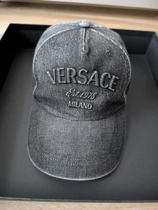 Versace Jeansmütze schwarz geprägt Gr. 58 NEU Neu mit Etikett (selten) - Bild 1 von 9