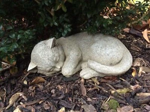 STONE GARDEN SMALL SLEEPING CAT KITTEN MEMORIAL ORNAMENT STATUE - Picture 1 of 6