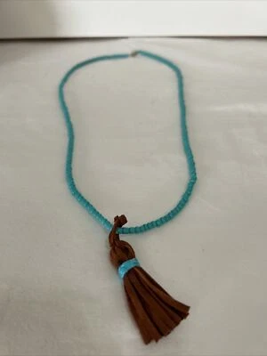 Collar de cuentas de vidrio turquesa hecho a mano con borla de cuero Foto 1 de 4