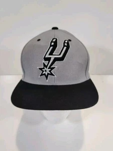 Gorra San Antonio Spurs x Mitchell & Ness Snapback Gris Negra NBA Bordada - Imagen 1 de 7