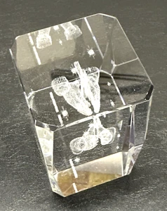 "Pisapapeles de vidrio artístico de cristal grabado con láser 3D manos alrededor Santa Cruz ""Dios bendiga" - Imagen 1 de 17