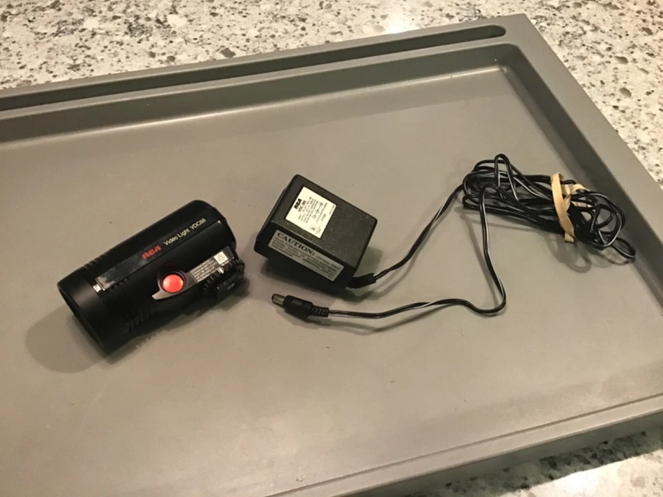 Luz de video RCA vintage VDC88 con cargador. Sin batería y el artículo SIN PROBAR Foto 1 de 4