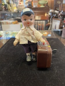 Young Traveler Aufziehblechspielzeug, kleiner Junge mit Koffer Neu im Karton - Bild 1 von 4