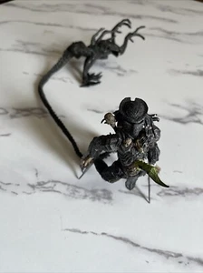 AVP Alien VS Predator Playsets Alien Attacks Predator McFarlane 2005 - Picture 1 of 5