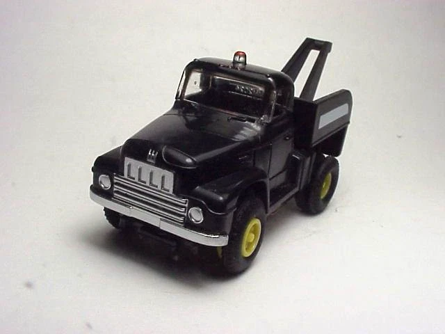 MODEL MOTORING BLACK TOW TRUCK KIT. PLASTIC MOLDED. LATE SUMMER SALE !!!!! - Image 1 of 1