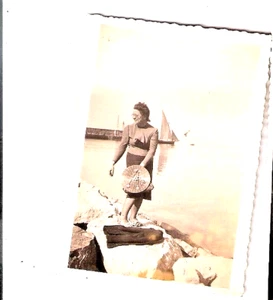 ANNI '40 RAGAZZA COL CAPPELLO DI PAGLIA SU UN FRANGIFLUTTI FOTO ORIG DENTELLATA - Foto 1 di 2