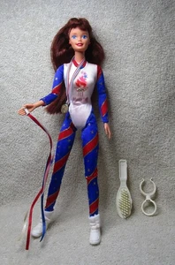 Offizielle Mattel 1996 Olympia Turnerin Barbie brünette Puppe mit Zubehör - Bild 1 von 8