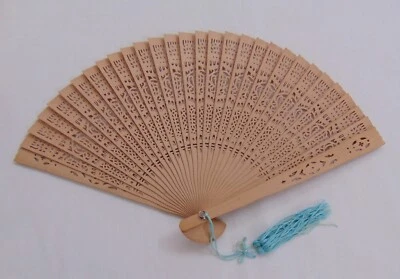 Ventilador de mão vintage 1960 esculpido em sândalo bege bebê borla azul novo na caixa #69 - Imagem 1 de 4