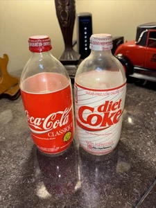 Botellas con etiquetas de espuma de 500 ml con tapas de Coca Cola y Coca-Cola dietética - Imagen 1 de 12