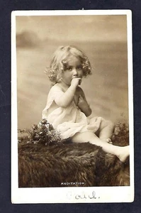 Postal RPPC de principios de 1900, niño en una alfombra sintética suave, pose escenificada "meditación" - Imagen 1 de 2