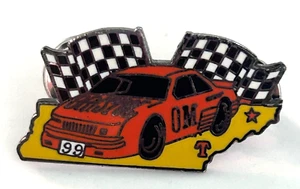 Prendedor de solapa vintage Odyssey of the Mind 1999 logotipo del estado de Tennessee bandera coche de carreras - Imagen 1 de 3