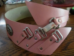 Vintage Statement Gürtel MOD HIPPIE breit rosa Kunstleder mit 6 silberfarbenen Concho MCI - Bild 1 von 24