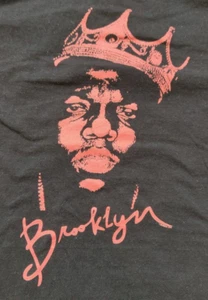 (L) GRANDE IL FAMIGERATO B.I.G. T-SHIRT BIGGIE SMALLS BROOKLYN CON GRAFICA ROSSA - Foto 1 di 3