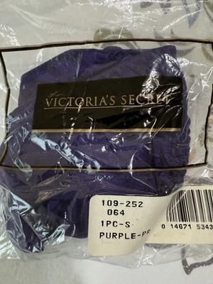NUEVO Victoria's Secret De Colección Años 90 Satinado Púrpura Transparente Bikini Panty PEQUEÑOS Defectos-Agujero Foto 1 de 4