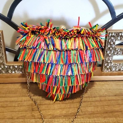 Bolso sin asas Betsey Johnson para mujer Hearts Don't Lie multicolor flecos tejido corazón Foto 1 de 4