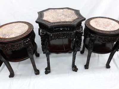 Conjunto de 3 mesas antigas chinesas esculpidas em madeira de teca do século XIX grande PEDESTAL SUPORTE - Imagem 1 de 4