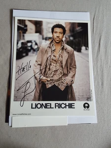 LIONEL RICHIE, Foto original firmada en 20x25 cm (STPL) - Imagen 1 de 1
