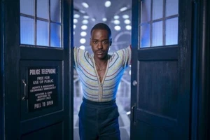 NCUTI GATWA as 'DR. WHO' - 10" x 8" colour Portrait Photograph (2023-Current) - Foto 1 di 1