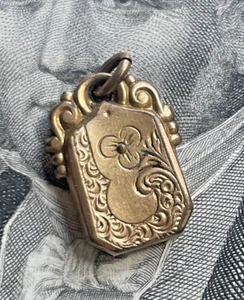 Pendentif Ancien façon Reliquaire en Laiton gravé d’entrelacs Brass Pendent - Picture 1 of 4