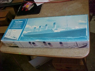 MiniCraft  RMS TITANIC 1/350 Scale Plastic Model Kit New Open FADED Box - Image 1 of 4
