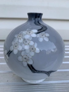 4,5" Bing & Grondahl Porzellan Knospenvase #436 Dänemark Blue Shadow Kirschblüte - Bild 1 von 5