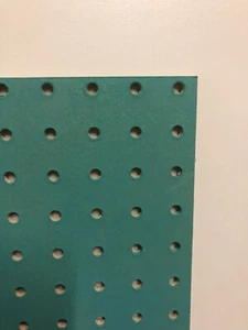Pintado VERDE / AZUL (azulado) Pegboard de madera / Tablero de exhibición 600 x 300 x 3 mm - Imagen 1 de 2