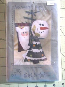 :Merry Merry Pillows" de corazón a mano patrón de costura Santa, muñeco de nieve y árbol - Imagen 1 de 2