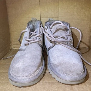 Botas de gamuza UGG Neumel Shearling Chukka Sand Beige 1094269 EE. UU. Talla 7 UK 5 EU 38 24 - Imagen 1 de 22