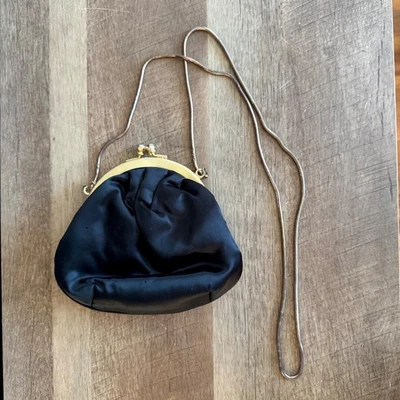 Bolsa vintage anos 50 La Regale clamshell corpo cruzado cetim preto corrente dourada - Imagem 1 de 4