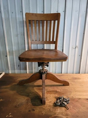 Antigua silla de banquero/oficina ajustable enrollable Milwaukee Chair Company como está Foto 1 de 4