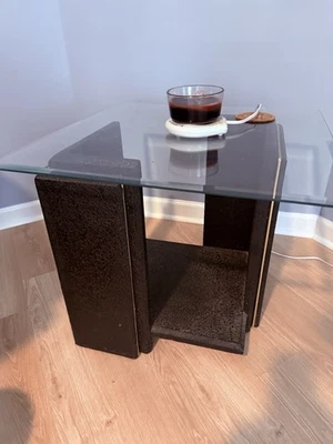 Mesas de centro vintage años 80 negras con adornos dorados con tapa de cristal Foto 1 de 2