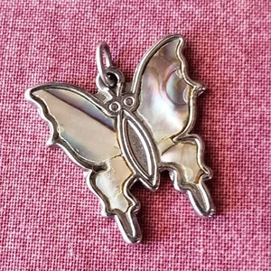Collana con ciondolo vintage farfalla tono argento abalone intarsiato MOP PE1 - Foto 1 di 10