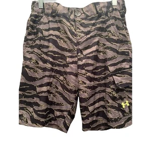 Under Armour Youth Shorts Sz L Loose Camo Heat Gear Neon Logo Athleisure Sports - Picture 1 of 8