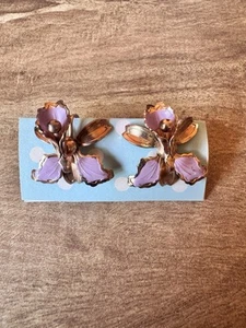 Pendientes de clip de orquídea lila púrpura esmalte tono dorado primavera hada cottagecore - Imagen 1 de 10