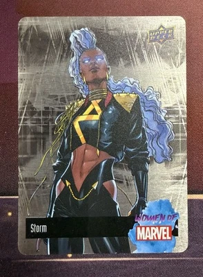 2024 Upper Deck - Storm MCW-12: SSP Women of Marvel Estuche de cartas de metal Hit Foto 1 de 4